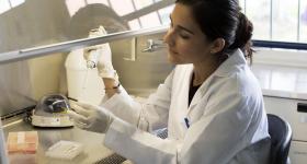 Investigadora en un laboratorio