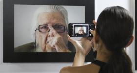 Mujer tomándole una foto a una fotografía de Fernando del Paso