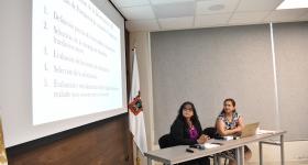 Doctora Yolanda Gayol y maestra Ana Irene Ramírez durante la la conferencia inaugural del Tercer Seminario en Gestión del Conocimiento y Servicios Informativos