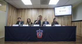 Presídium durante la rueda de prensa