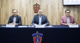Presidium en rueda de prensa encabezada por Rector general