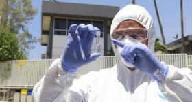 Fotografía de un científico con prueba de laboratorio en sus manos
