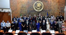 Foto grupal de diputados e integrantes de la comisión en el Congreso