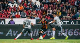 Jugador del equipo Leones Negros durante partido