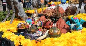 Ofrendas en altar de muertos