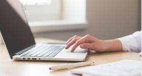 manos sobre teclado de computadora