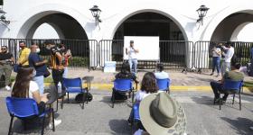 Profesor dando frente a Casa Jalisco