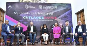Presídium durante el evento