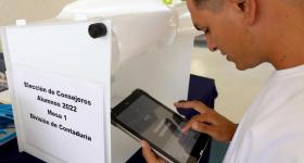 Estudiante emitiendo su voto en casilla