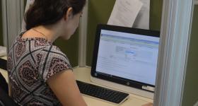 Mujer buscando información en el sitio de la biblioteca virtual