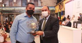 Marco Antonio Chavira Calderón recibiendo el reconocimiento de manos del alcalde del municipio de Tonalá