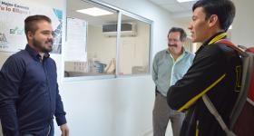 Doctor Juan Manuel Álvarez recibiendo al estudiante en instalaciones de UDGVirtual
