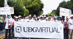 Personas sostienen una lona que dice UDGVirtual
