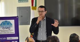 Lngeniero Raúl Armando Bracamontes Zenizo, exponiendo