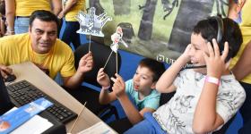 Niños participando en el taller “Sumérgete en el mundo digital con UDGVirtual”, 