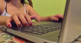 Estudiante frente a computadora