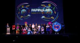 Directivos universitarios y artistas al cierre de la inauguración del evento