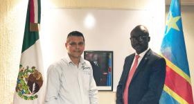 Ricardo González Dueñas, egresado de la licenciatura en Tecnologías e Información y Isaac Muamba Kalonji ministro de la República Democrática del Congo