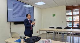 Raúl Gerardo Muñoz Cisneros, egresado la maestría en Periodismo Digital de UDGVirtual presentando su examen