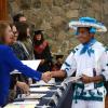 Egresado de Bachillerato recibiendo su documentación de manos de la rectora María Esther Avelar